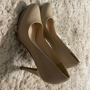 Tan 8 &1/2 Nine West pumps.